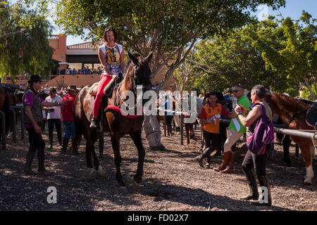 Les cavaliers et les chevaux dans le corral à la Fiesta de San Sebastian, La Caleta, Costa Adeje, Tenerife, Canaries, Espagne. Banque D'Images