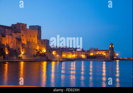 Une vue de la nuit de Collioure dans le sud de la France. Banque D'Images