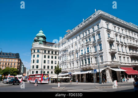 Vue sur Vienne Albertinaplatz, en vers le bâtiment de l'assurance Generali avec l'hôtel Sacher et Cafe Mozart sur le droit Banque D'Images