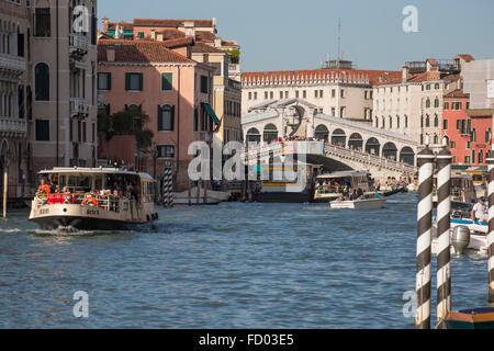 Le Vaporetto, gondoles, bateaux, Pont du Rialto, le Grand Canal, Venise, Italie Banque D'Images