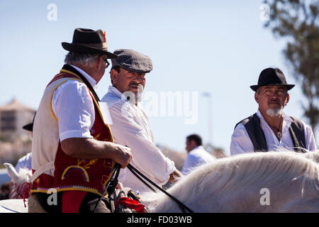 Les cavaliers et les chevaux dans le corral à la Fiesta de San Sebastian, La Caleta, Costa Adeje, Tenerife, Canaries, Espagne. Banque D'Images