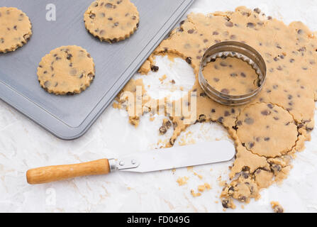 Baking cookies aux pépites de chocolat - cercles de coupe à partir de la pâte avec un emporte-pièce. Banque D'Images