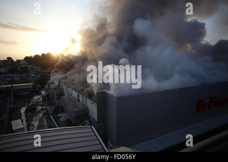 La ville de Panama, Panama. 26 janvier, 2016. Photo prise le 26 janvier 2016 montre les lieux de l'incendie à El Fuerte supermarché de San Miguelito, à Panama City, capitale du Panama, le 26 janvier 2016. Directeur national du Panama Pompiers Jaime Villar a dit que le feu a commencé à environ 4:30 tôt mardi. Source : Xinhua/Alamy Live News Banque D'Images