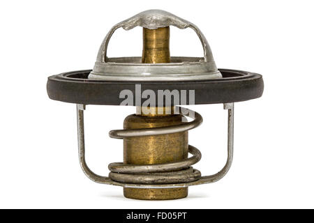 Le thermostat d'un système de refroidissement, les pièces de rechange pour automobiles, isolé sur fond blanc Banque D'Images