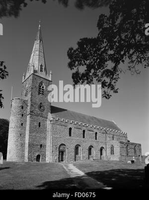 Voir NE de Brixworth church, Northamptonshire, montrant les vestiges d'une basilique Saxon septième C construit en pierre et mortier de gravats, tuiles romaines de récupération. Banque D'Images