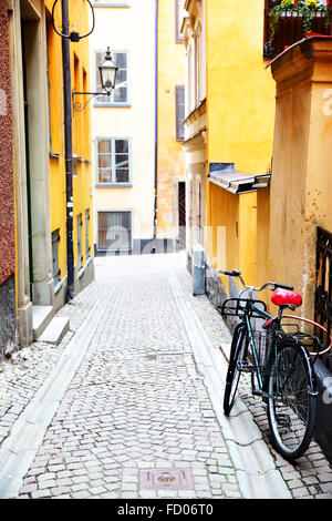 Vieille rue latérale, à Stockholm, en Suède. L'accent sur le vélo. Banque D'Images