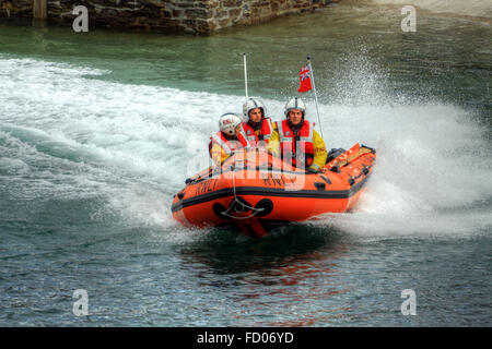 La RNLI Looe sauvetage côtiers de classe D à Looe river avec un équipage de 3 Banque D'Images