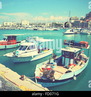 Vieux bateaux de pêche et yachts dans le port d''Héraklion, Grèce. Style rétro droit filtré Banque D'Images