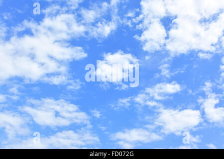 Le fond de ciel - seulement des nuages dans le ciel bleu Banque D'Images