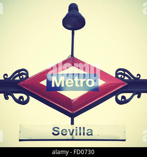 Signe de métro à Madrid, Séville. Style Vintage image filtré Banque D'Images