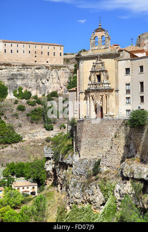 Église sur la falaise à Cuenca, Espagne. Banque D'Images