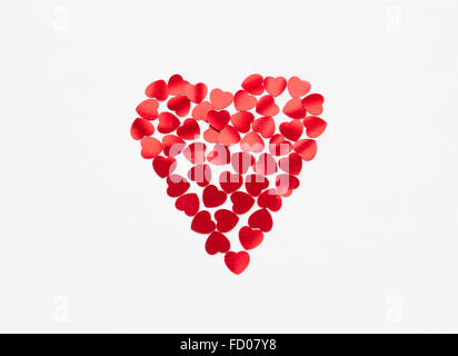 Une forme de coeur sur un fond blanc fait à partir de petites formes du cœur. Banque D'Images