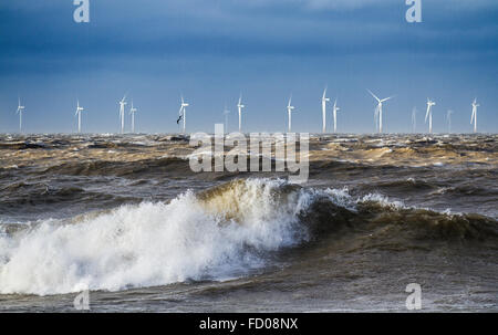 Parc éolien offshore North Hoyle. Stormy Seas au large de New Brighton, Wirral, Royaume-Uni. Janvier 2016. UK Météo. Les vents de Storm Force frappent les turbines sur la côte nord-ouest à l'entrée de l'estuaire de la rivière Mersey. Des vents forts souffleront en Grande-Bretagne aujourd'hui avec jusqu'à six pouces de pluie et des vents de force de coup de vent de 70 mph. La Grande-Bretagne a fait face aujourd'hui à des vents de 70 mph et une prévision de six pouces de pluie comme une tempête qui a tué près de 30 personnes aux États-Unis se dirige directement vers le Royaume-Uni. Banque D'Images