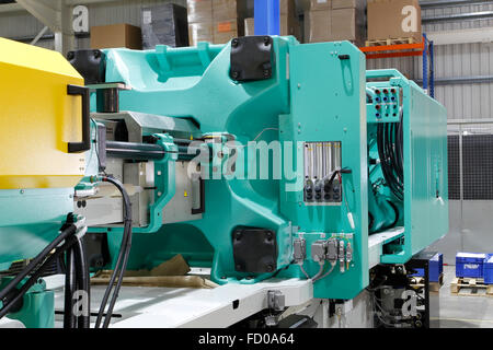 Machine de moulage par injection utilisés pour le formage de pièces en plastique à l'aide de polymères et de résine plastique. Banque D'Images