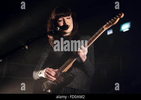 Fille en concert à l'Albert Hall de Manchester. Banque D'Images