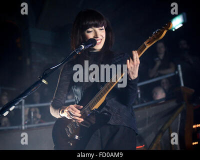 Fille en concert à l'Albert Hall de Manchester. Banque D'Images