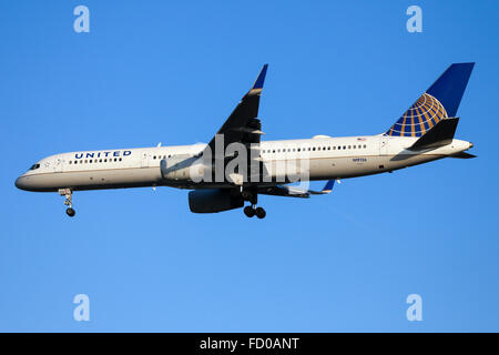 United Airlines Boeing 757-200 de la piste 23R approches à l'aéroport de Manchester. Banque D'Images