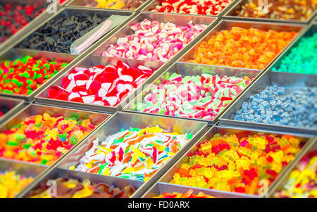 Couleur bonbons exposés. De nombreux savoureux et délicieux bonbons colorés Banque D'Images