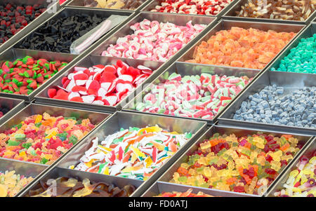 Couleur bonbons exposés. De nombreux savoureux et délicieux bonbons colorés Banque D'Images