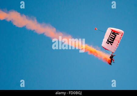 Sydney, Australie - 26 janvier 2016 : l'Australie jour célébré dans les rochers, Sydney. Sur la photo est le bras australienne béret rouge affichage de parachutisme. Credit : mjmediabox/Alamy Live News Banque D'Images