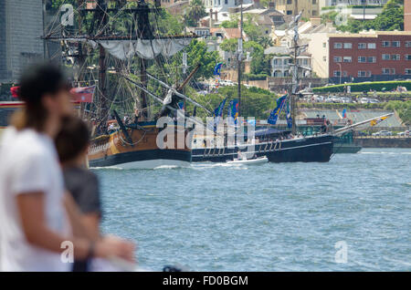 Sydney, Australie - 26 janvier 2016 : l'Australie jour célébré dans les rochers, Sydney. Sur la photo, les gens qui regardent le Sydney Harbour Boat Crédit : mjmediabox activité/Alamy Live News Banque D'Images