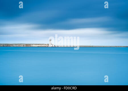 Port de Livourne phare, brise-lames et l'eau douce sous ciel nuageux. La Toscane, Italie, Europe. Photos à longue exposition. Banque D'Images