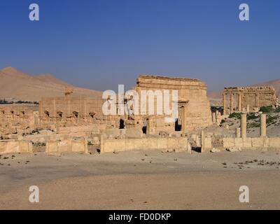 Entrée est de l'Agora de l'Empire romain en ruines l'ancienne ville sémitique de Palmyre 16 juin 2006 dans l'actuelle Syrie, Homs, Tadmur. Découvertes archéologiques la ville date de la période néolithique et il a été détruit par des militants de l'État islamique en 2015. Banque D'Images