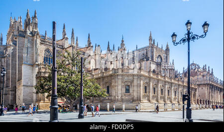 Espagne, Andalousie, province de Séville, Séville, vue de la façade sud de la Cathédrale de Séville à partir de l'Avenida de la Constitution Banque D'Images