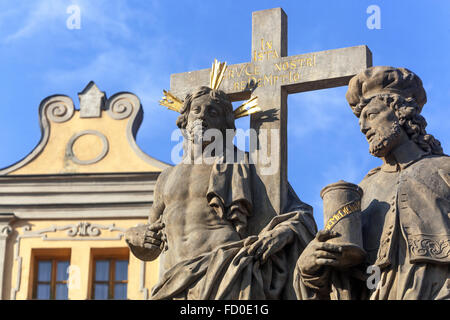 Statues baroques de St Cosmas et Damian , Petit quartier côté Pont Charles Prague, République tchèque Banque D'Images