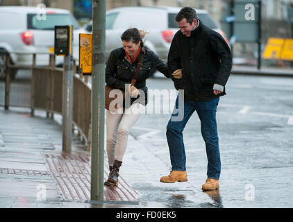 Brighton, Sussex, UK. 26 janvier, 2016. Météo France : la tempête de neige qui a causé le chaos en Amérique arrive dans le Royaume-uni aujourd'hui apporter de fortes pluies et des vents violents. Des scènes de personnes luttant contre les éléments à Brighton, Sussex, UK. Photo prise le 26/01/2016 Credit : Darren Cool/Alamy Live News Banque D'Images