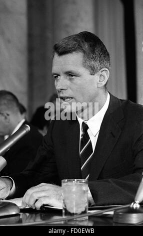 Robert F Kennedy, Procureur Général, nous ,dans son témoignage devant un sous-comité du Sénat audition sur la criminalité, Washington DC, 25 Septembre 1963 Banque D'Images