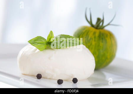 La mozzarella avec tomates et basilic. Banque D'Images