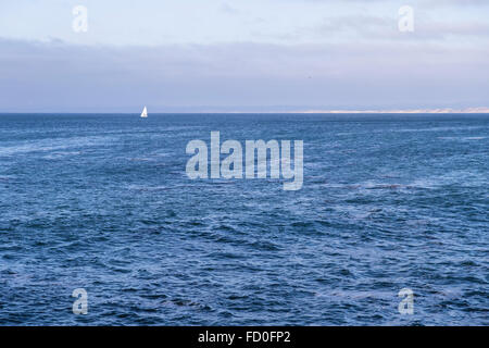 Yacht isolé dans l'océan Atlantique près de Monterey, Californie Banque D'Images