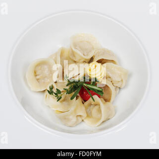 Quenelles avec beurre - fédération - pelmeni ravioles italienne - on white plate Banque D'Images