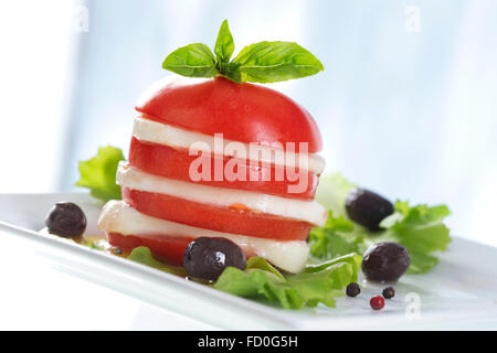 Salade de tomate et mozzarella au basilic decoration Banque D'Images