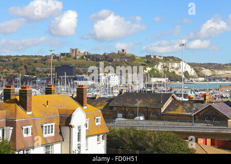 Dover Harbour et le château sur la falaise, Kent, UK Banque D'Images