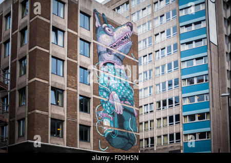 Street Art Funky sur gratte-brutaliste par Aryz en centre-ville de Bristol, Angleterre Banque D'Images