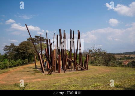 Chris Burden's 'Beam Drop' sculpture, Inhotim Botanical Garden et musée d'art contemporain, Belo Horizonte, Minas Gerais, Brésil Banque D'Images