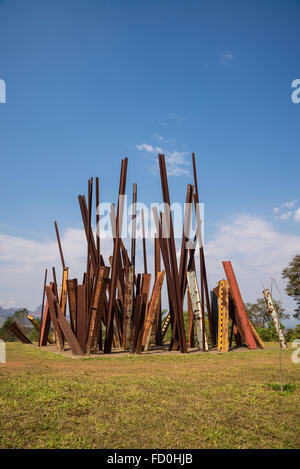 Chris Burden's 'Beam Drop' sculpture, Inhotim Botanical Garden et musée d'art contemporain, Belo Horizonte, Minas Gerais, Brésil Banque D'Images