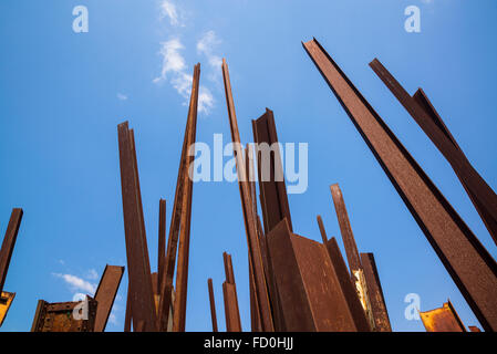 Chris Burden's 'Beam Drop' sculpture, Inhotim Botanical Garden et musée d'art contemporain, Belo Horizonte, Minas Gerais, Brésil Banque D'Images