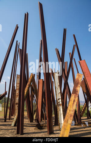 Chris Burden's 'Beam Drop' sculpture, Inhotim Botanical Garden et musée d'art contemporain, Belo Horizonte, Minas Gerais, Brésil Banque D'Images