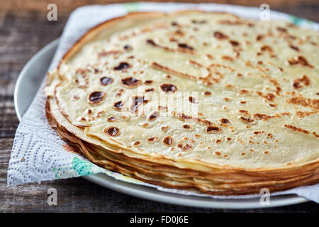 Une pile de crêpes minces sur une planche en bois en libre Banque D'Images