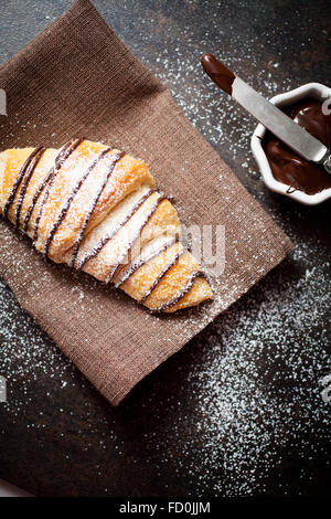 Des croissants frais avec du chocolat Banque D'Images