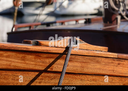 Voir les détails de noeuds fragmentaires et des cordes sur le yacht amarré dans le dock. En passant par l'ancre Banque D'Images