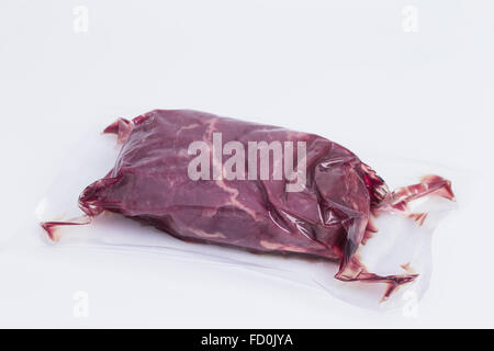 Image montre la viande fraîche en blanc sur emballés sous vide Banque D'Images