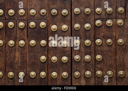 Vieille porte en bois fixés avec de gros rivets en laiton à Cordoue, Andalousie, espagne. Banque D'Images