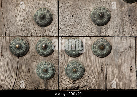 Vieille porte en bois fixés avec de gros rivets en laiton dans le quartier Albaicin à Grenade, Andalousie, espagne. Banque D'Images