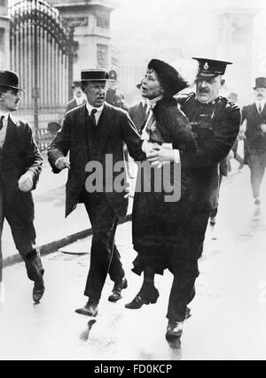 EMMELINE PANKHURST (1858-1928) chef de la suffragette arrêtée par le surintendant Rolfe devant le palais de Buckingham le 21 mai 1914 alors qu'elle tentait de présenter une pétition à George V. Banque D'Images