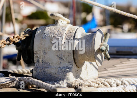 Voir les détails de noeuds fragmentaires et des cordes sur le yacht amarré dans le dock. Anchor Windlass Location Banque D'Images