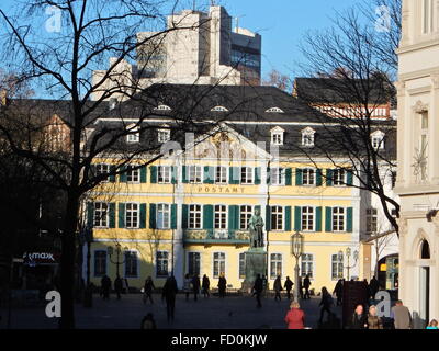 Regardez dans la partie "ünsterplatz» avec Memorial Beethoven, bureau de poste et la nouvelle mairie dans l'arrière-plan, à Bonn, Allemagne Banque D'Images